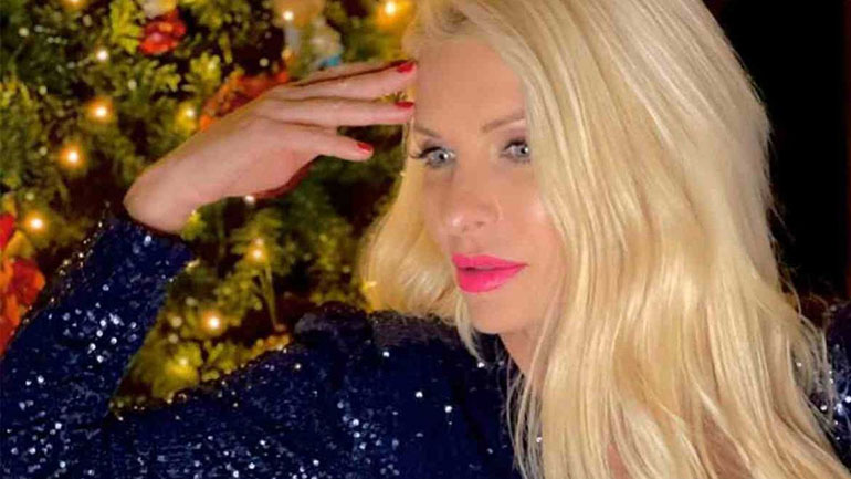 Η Ελένη Μενεγάκη μας εύχεται «Καλά Χριστούγεννα»!